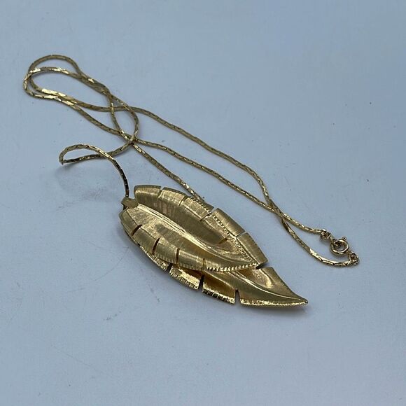 Vintage double leaf moving pendant necklace gold colored. - Picture 4 of 10